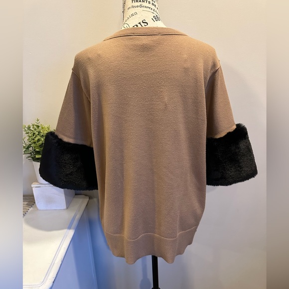 Michael Kors Camel Sweater with Black Faux Fur Cuffs Size Large Like New - Picture 4 of 7